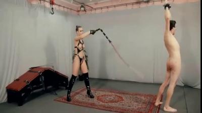 女主无情地对我施加鞭打