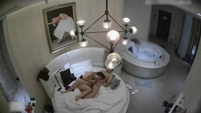 一见面就忍不住干你，换上情趣内衣疯狂操逼，临走时再被干到爽翻天！